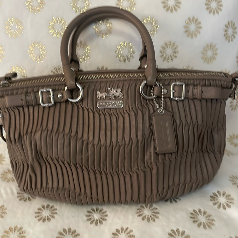 Coach Madison l at her bag. Grey/taupe. Silver hardware. As new.